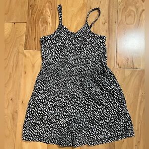 Black and white Old Navy jumper with pockets. Girls size 6-7